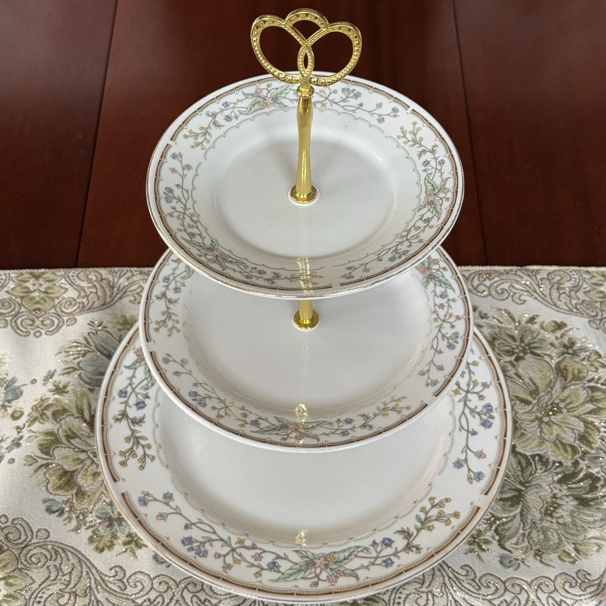 Ensemble de huit assiettes à salade de l'impératrice de Dresde Schumann, fleurs de Bavière En