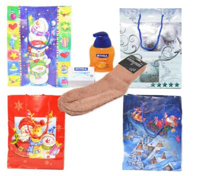 Geschenkset in Weihnachtstasche mit Nivea Seifen und Kuschelsocken div. Desings