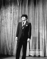 ED SULLIVAN WEARING A BEATLES WIG - 8X10 PUBLICITY PHOTO (AZ-161)