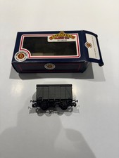 OO Gauge Bachmann 33-626 12T Planked Vent Van BR Grey
