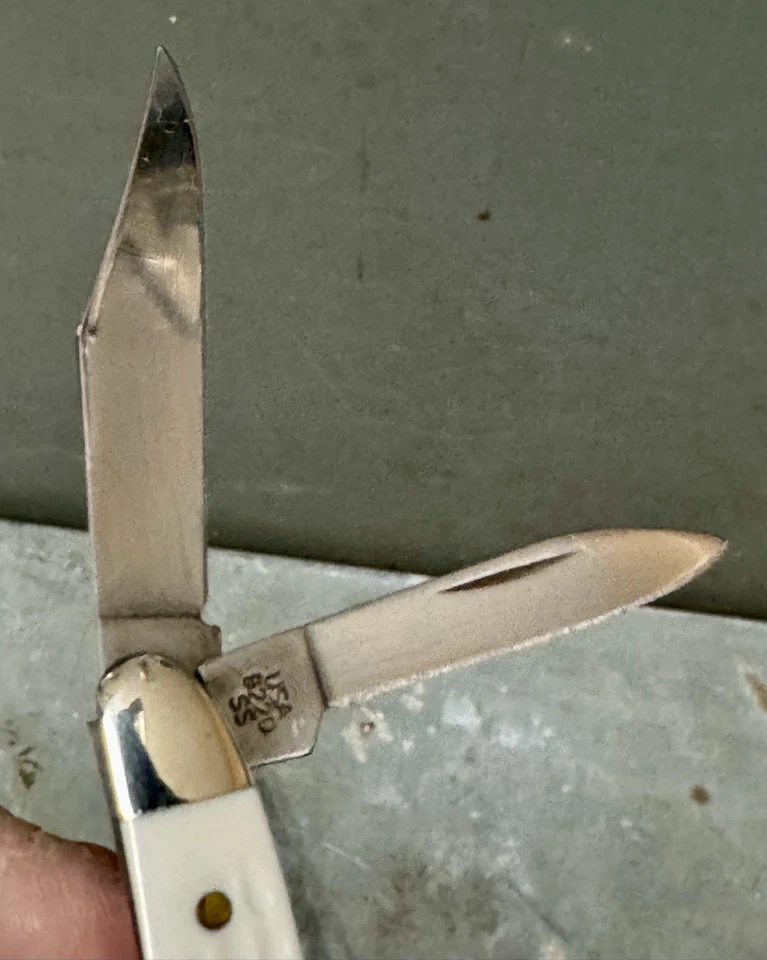 Navaja de Bolsillo Plegable Case XX 60188 Blanca con Escudo Rojo Cacahuete 6220SS Foto 3 de 4