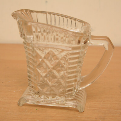 Vintage 30er Jahre Art Deco Creme Milchkännchen klar Pressglas ohne Chips Posy Vase
