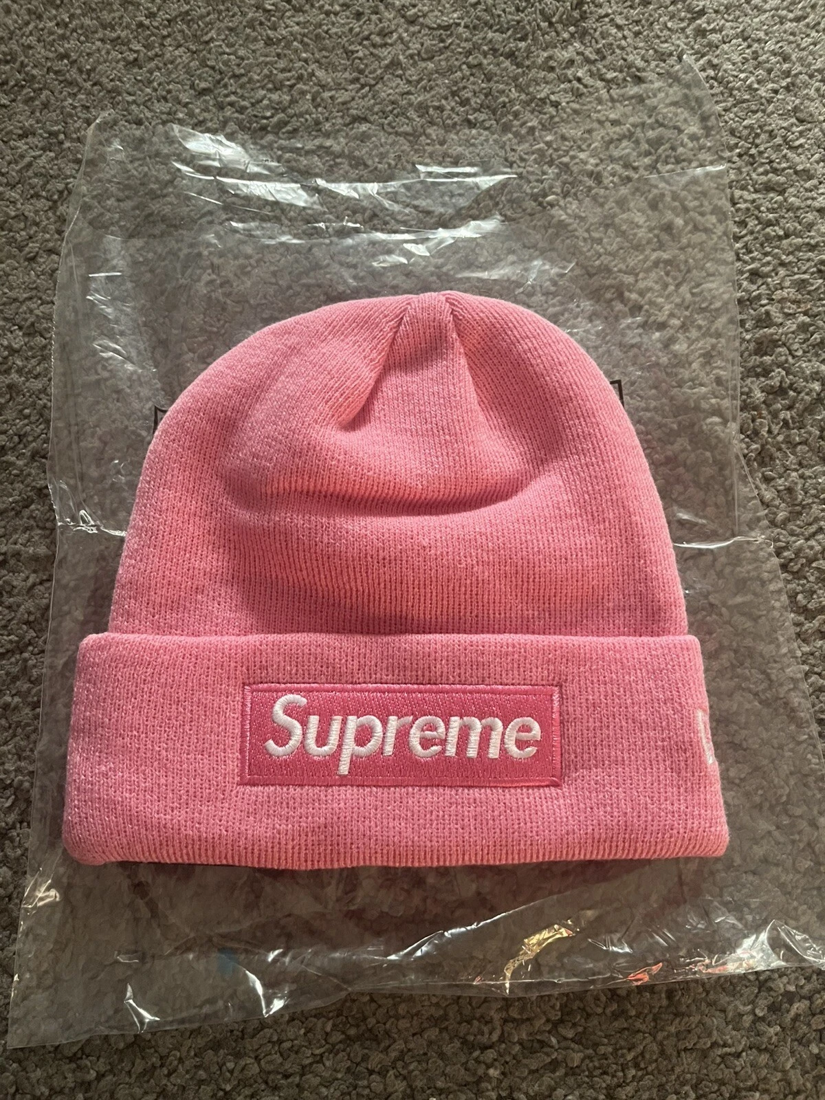 Bonnet logo boîte rose suprême Fw21