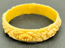 Vintage Molded Plastic Rose Daisy Design Cream Bracelet Spring summer