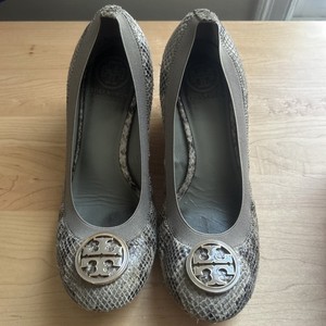 Tory Burch Women's Caroline Snake Print Wedge Size 8.5.