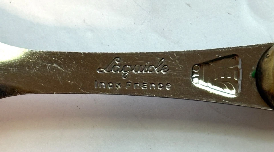 Cuchara y tenedor vintage para servir ensaladas Laguiole Jean Dubost detalles de latón Francia Foto 3 de 4