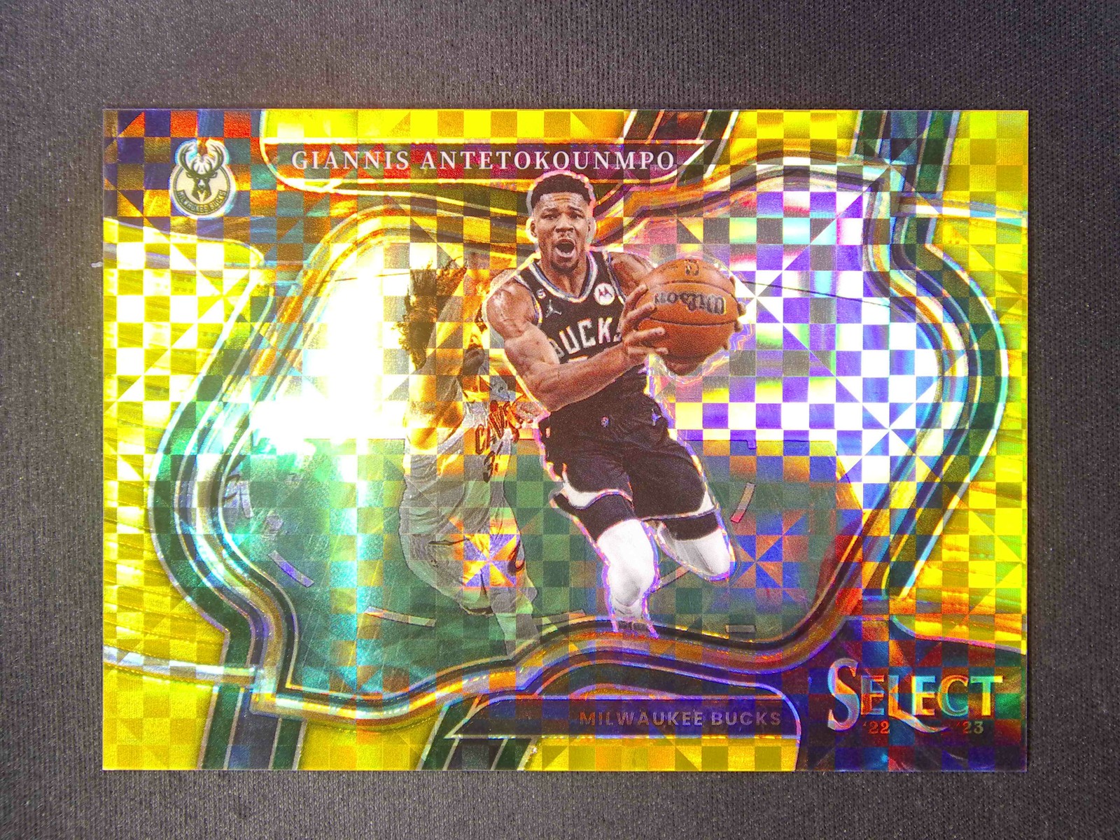 2022-23 Panini Select Giannis Antetokounmpo #261 Courtside Gold Prizm /10