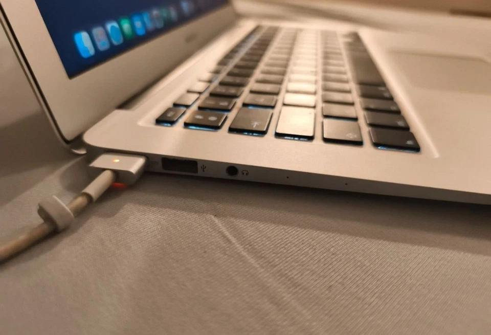 Apple MacBook Air 13" 2015 · i5 · 8GB · 121GB, photo 2 sur 5