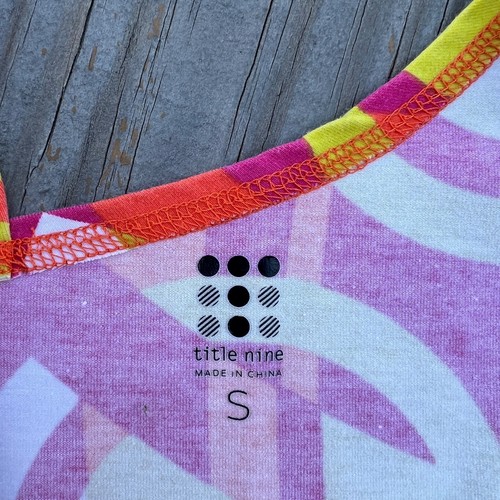 Camiseta sin mangas asimétrica TITLE NINE Mod geométrica. Naranja, rosa, lima. Talla Pequeña S - Imagen 6 de 8