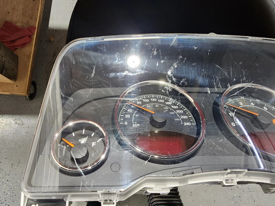 Cuadro de instrumentos Jeep Compass Patriot 2016-2017 KM/H OEM Mopar 68237761AE Foto 3 de 4