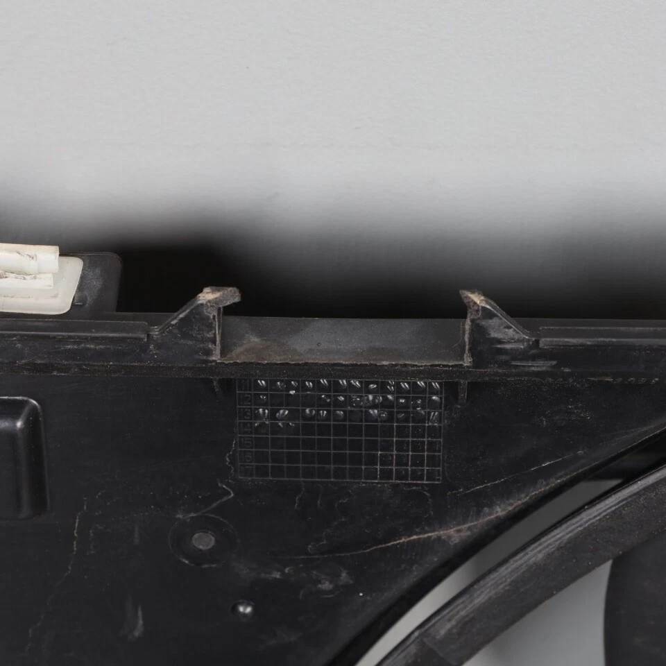 BMW 328i 335i 428i 435i Radiator Cooling Fan With Shroud 17428641964 OEM Used Foto 2 de 4