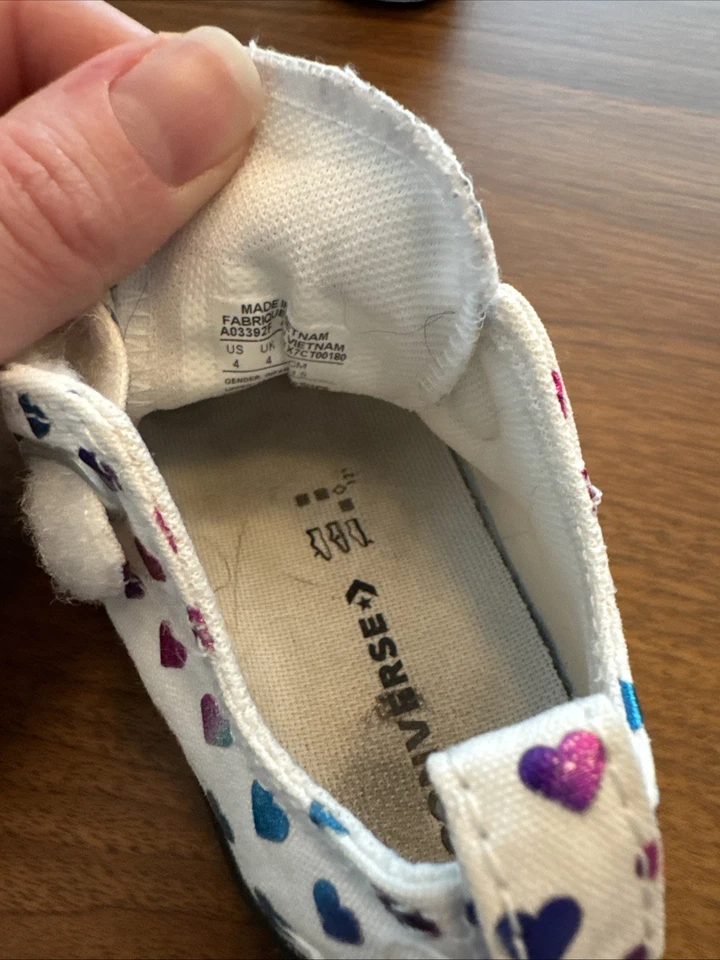 Zapatos Converse All Star para niños pequeños - estampado de corazón - talla 4 Foto 4 de 4