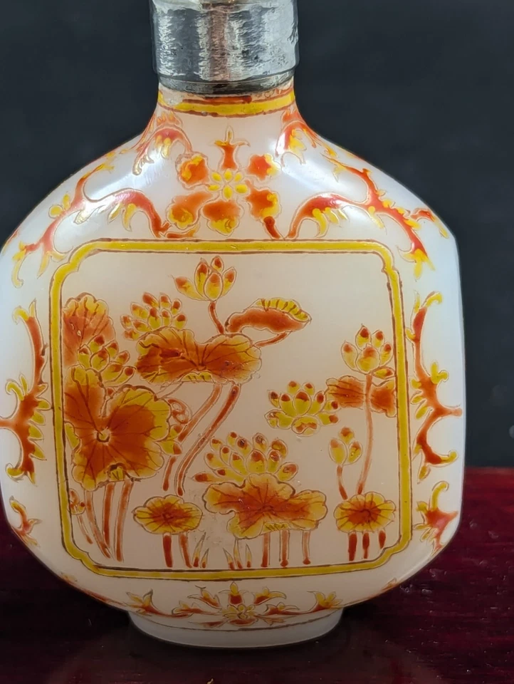 Antigua botella de tabaco de vidrio blanco esmaltado con marca Guyue Xuan Foto 3 de 4