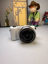 Sony Alpha A5000 Mirrorless Camera w/ 16-50mm lens 20.1MP Tiltable Screen- WHITE