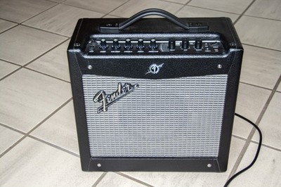 Squier E-Gitarre Fender Mini Stratocaster mit Fender Mustang V2 Verstärker.