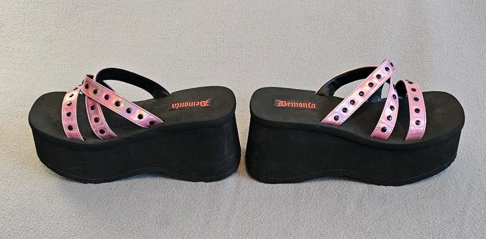 Sandalias Plataforma Demonia Rosa Holográficas Ojal Correas Y2K Goth Club Niño Foto 4 de 4
