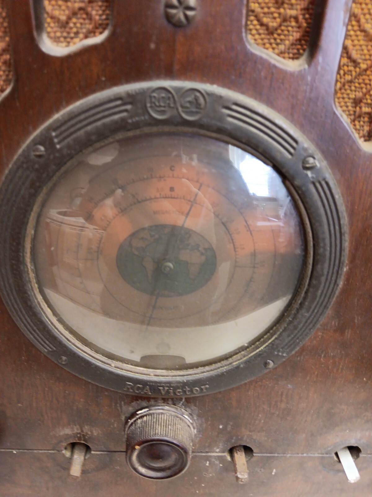 Vintage Tombstone RCA Victor Radio Turns on Just hums 20"H x 17"w