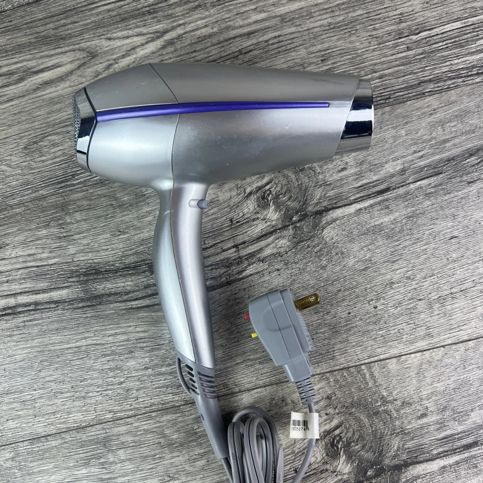 Secador de soplado profesional John Frieda JF1R plateado funcionando Foto 3 de 4