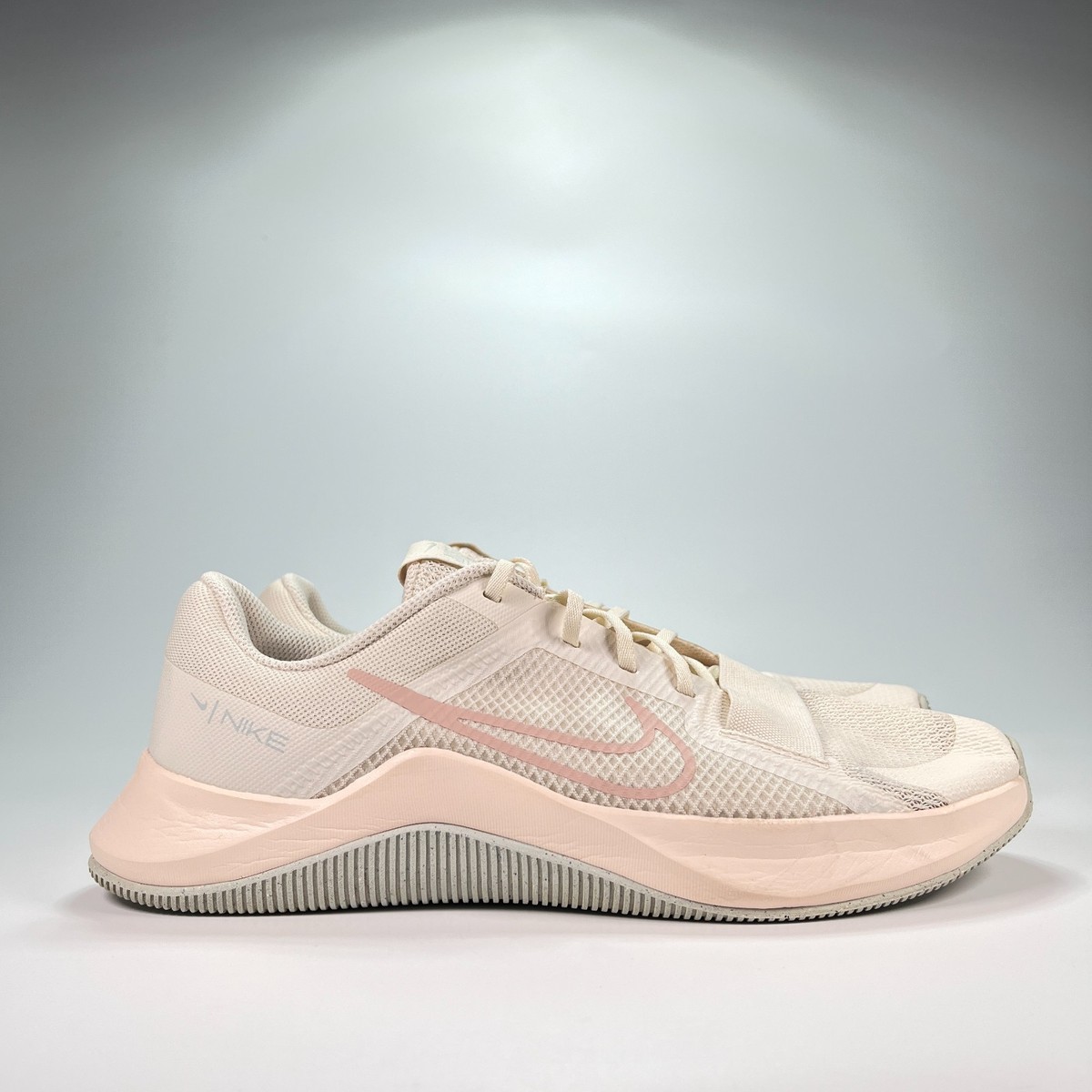 nike training mc trainers in pink