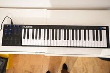 ALESIS V61 MIDI Keyboard + ALESIS Pedal, 61 Tasten USB/MIDI – GUTER Zustand