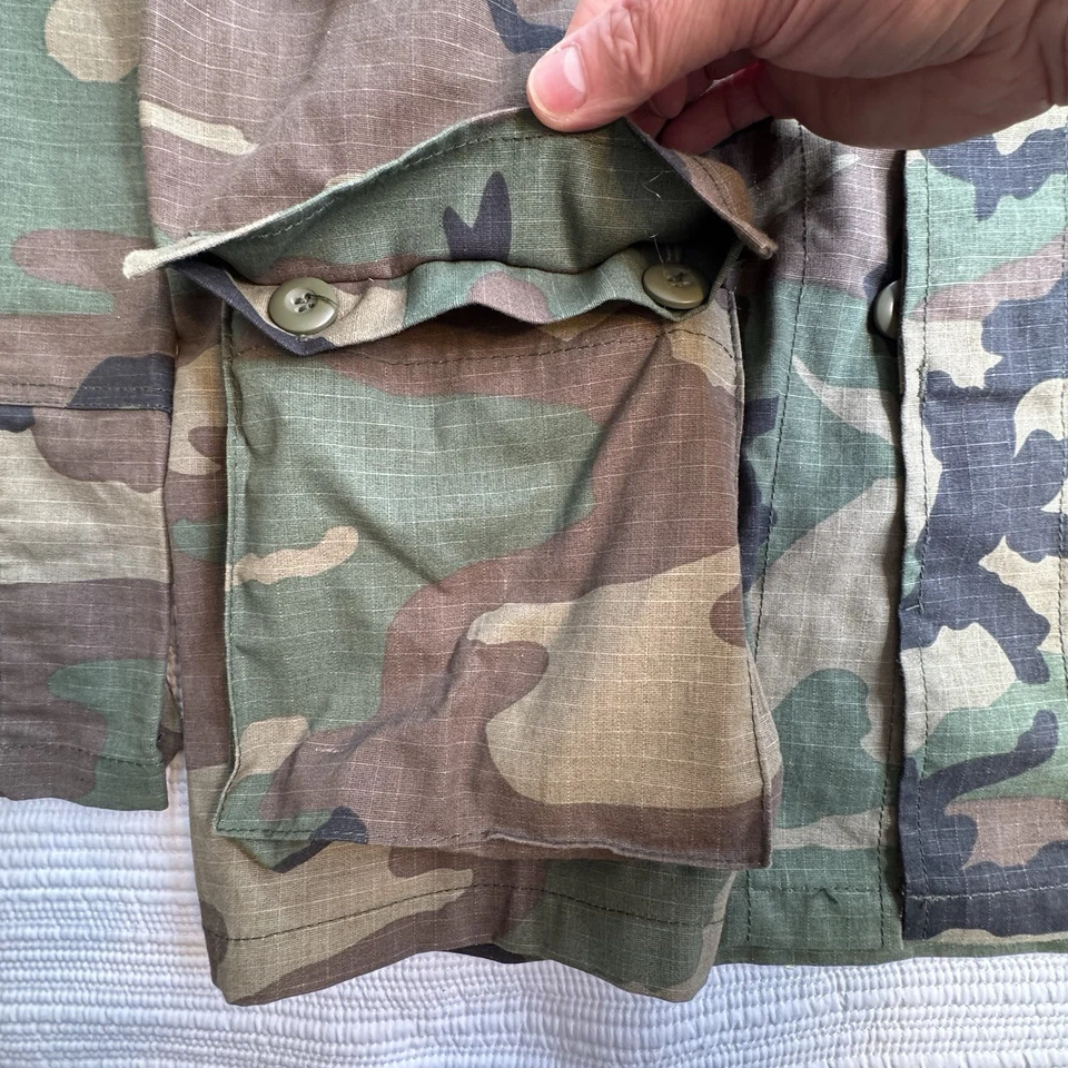 Camisa Rothco Woodland Camuflaje BDU Para Hombre Pequeña Regular Militar 4 Bolsillos Foto 2 de 4