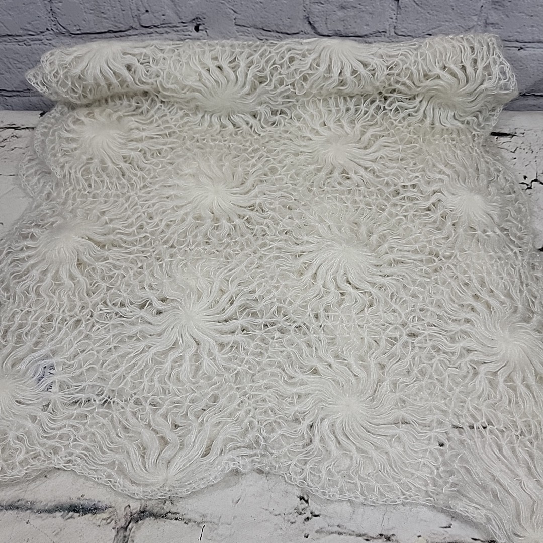 Vintage Hand Crocheted Scraf Ivory Wispy Sunburst Geo Pattern Warm Winter Shawl 