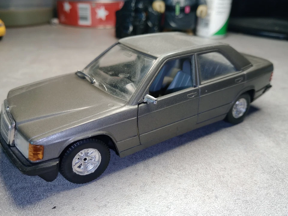 Burago modellino made in Italy Mercedes 190 E die cast 1/24 macchinina no mattel - Immagine 3 di 4