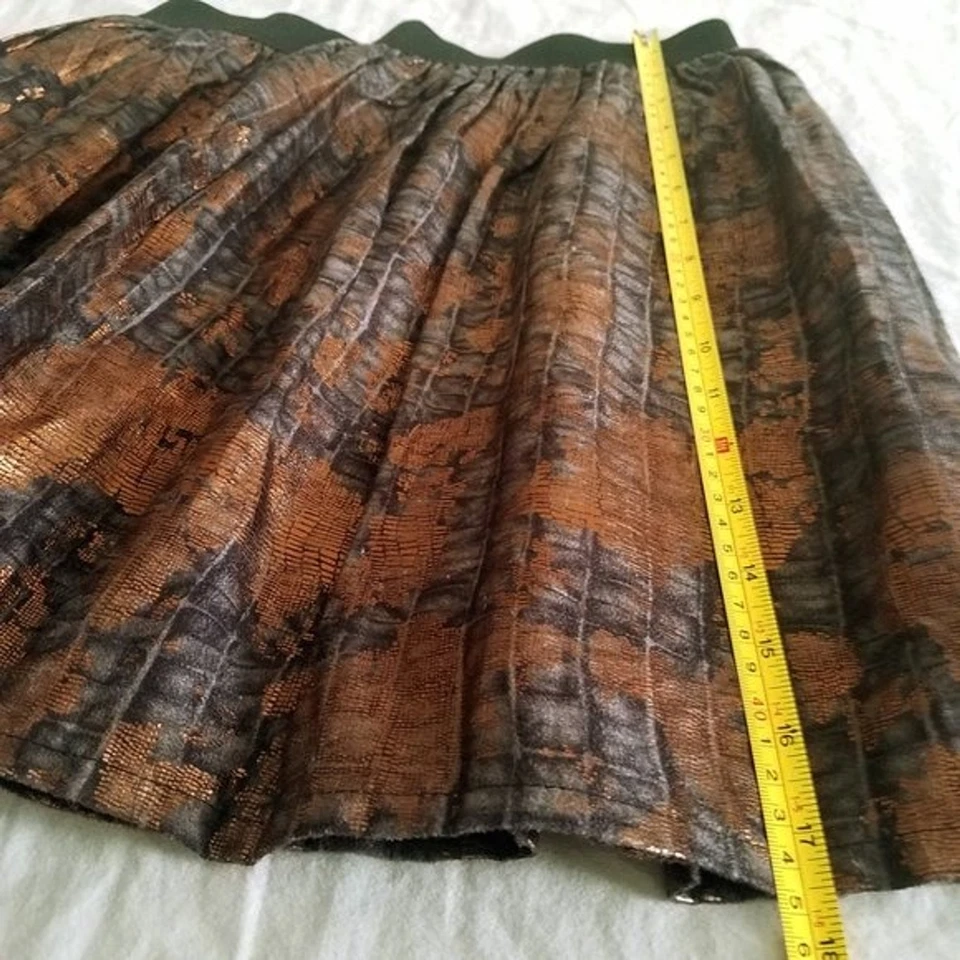 Mini-saia plissada bronze preta cintura elástica grande - Imagem 3 de 4