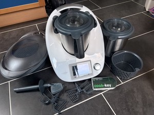 Vorwerk Thermomix TM5 gepflegt mit Varoma, Cook-Key, 2. Mixtopf und Zubehör