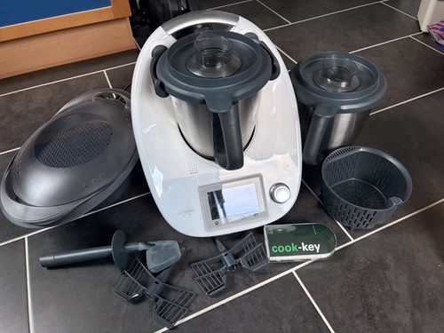 Vorwerk Thermomix TM5 gepflegt mit Varoma, Cook-Key, 2. Mixtopf und Zubehör