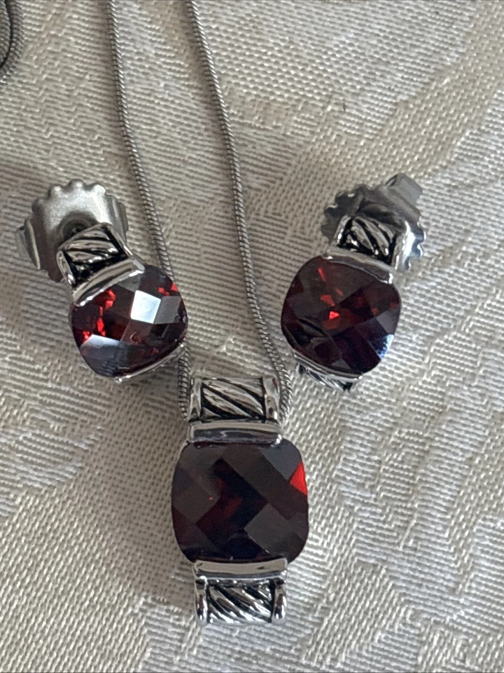 Pendientes Collar Lia Sophia Lisa Rojo Corte Cojín Circonita Tono Plata Súper Raro Usado en Excelente Condición Foto 2 de 4