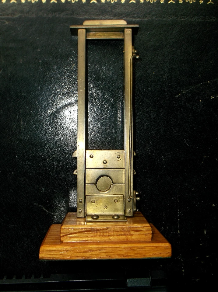 FINE & RARE ANTIQUE MINIATURE FRENCH REVOLUTION BRASS WORKING MODEL GUILLOTINE - Image 2 of 4