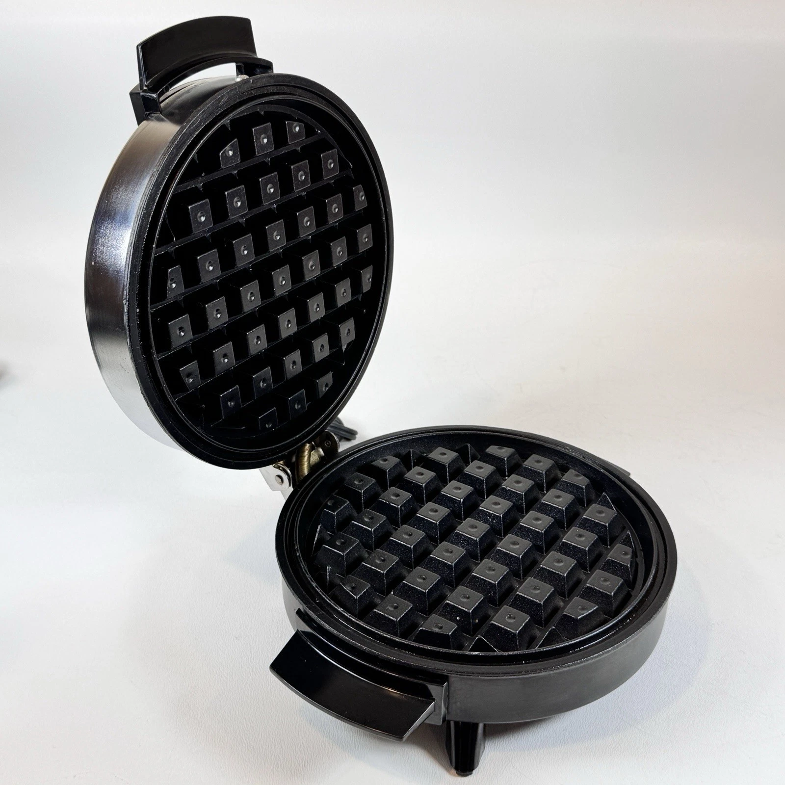Vintage Toastmaster Round Waffle Iron Maker Chrome Model 249S Tested Works