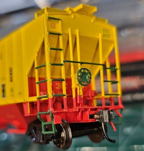 45312-04 Intermountain Illinois Terminal 4750 3-Bay Covered Hopper - Picture 4 of 5