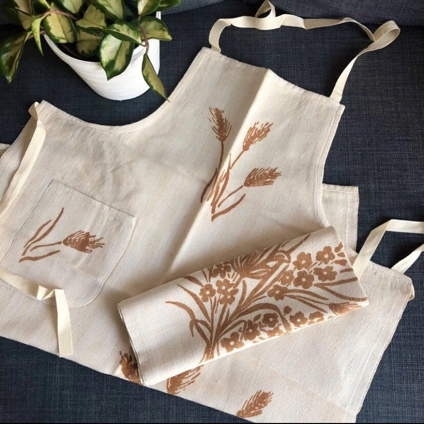 Set grembiule e strofinaccio da cucina con stampa romagnola, color ruggine - Immagine 3 di 4