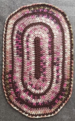HANDGEFERTIGTER, DOPPELT GEHÄKELTER, DEKOR OVALER FLÄCHENTEPPICH 97cm x 65cm
