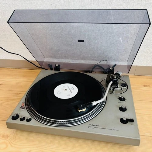Technics SL-1600 record player with cartridge