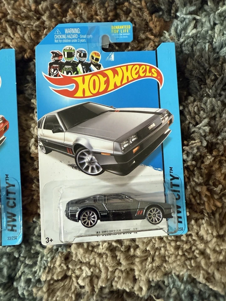 Hot Wheels 2014 - HP City 81' Delorean DMC-12 - variantes rojo y gris oscuro  Foto 2 de 3