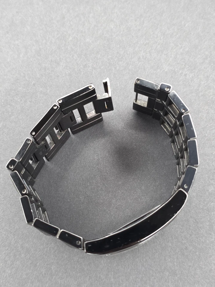 Reloj de metal rectangular con tachuelas negras vintage GUESS para hombre - dueño original Foto 4 de 4