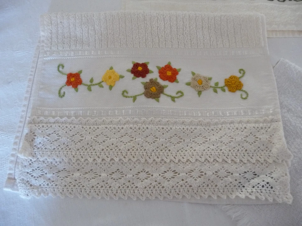 Lot de 3 serviettes " invites" eponge  avec broderies   ( ref 15 ) - Photo 3/4