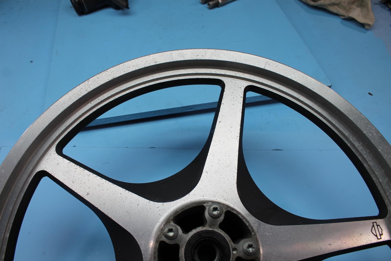 1271 99 HARLEYDAVIDSON SOFTAILFXST THUNDERSTAR FRONT WHEEL RIM 21X2.15