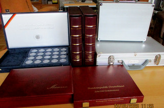 MÜNZZUBEHÖR 2 MÜNZKOFFER 3 MÜNZBOXEN MIT TABLEAUS 2 MÜNZALBEN GEBRAUCHT GUT