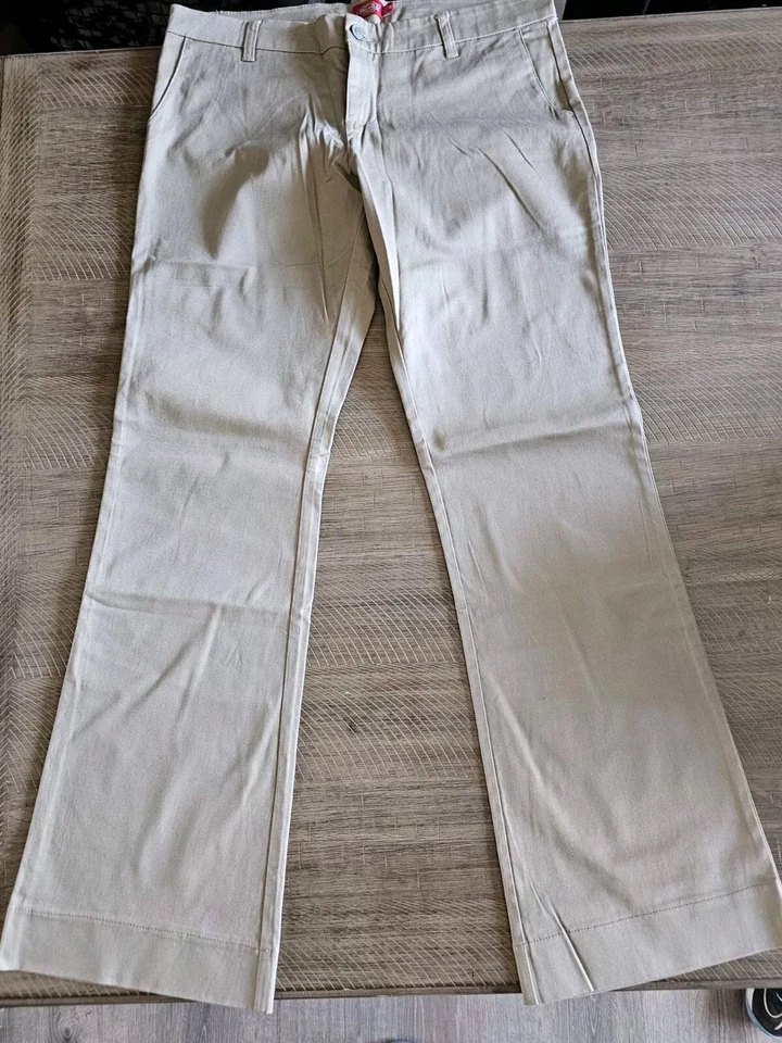 Pantalón de Talle Medio con Corte Botín para Niñas Dickies Frente Plano Beige Caqui Tan Talla 3 Foto 2 de 4