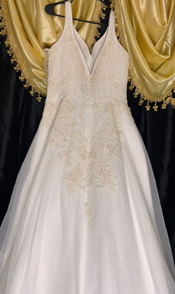 DAVID'S BRIDAL Oleg Cassini Wedding Dress Size: 16. - Image 3 of 4