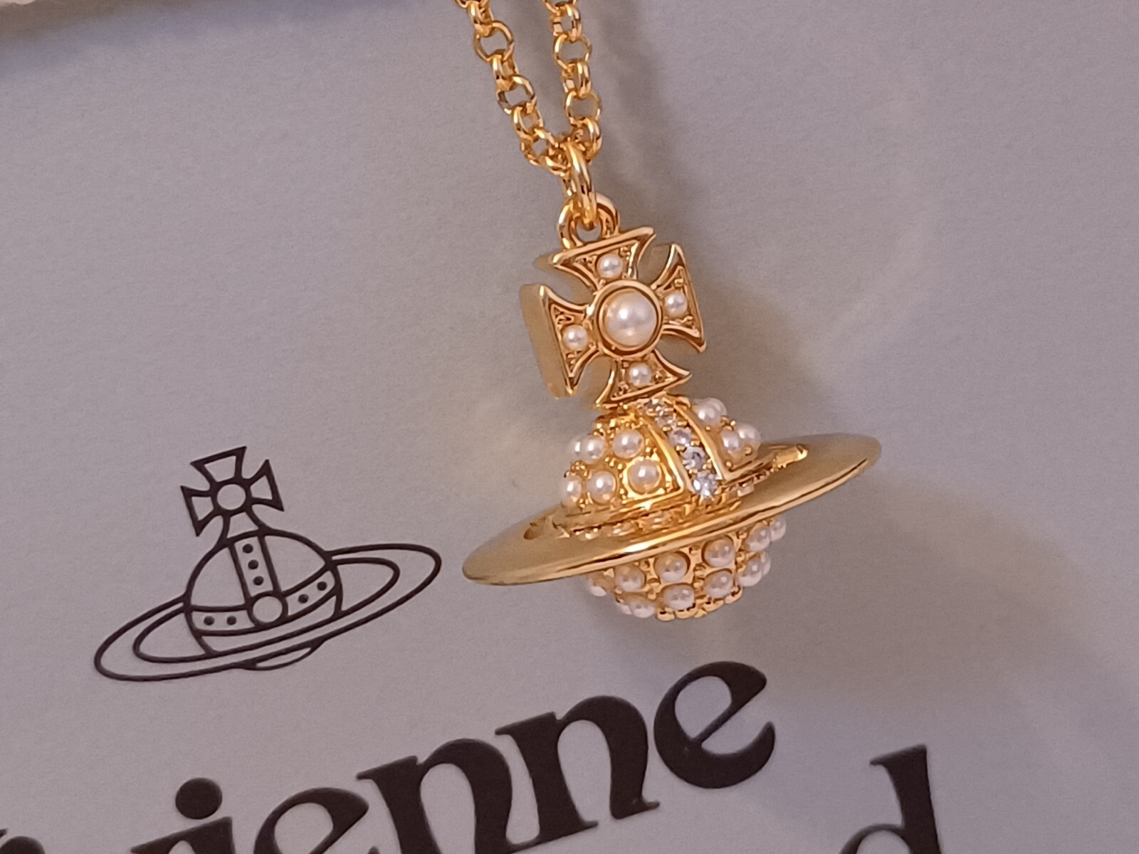 Collier Vivienne Westwood plaqué or perles et cristaux transparents, chaîne ajustable 45cm