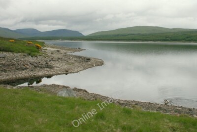 Foto 6x4 Weiter so! Werfen Sie etwas! Creanich Loch Shin at easy in the early c2010