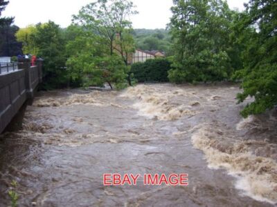 FOTO JUNI 2007 - FLUSS DON WEIR BEI SHOULDIBRIDGE WÄHREND DER FLUT DIESES BILD