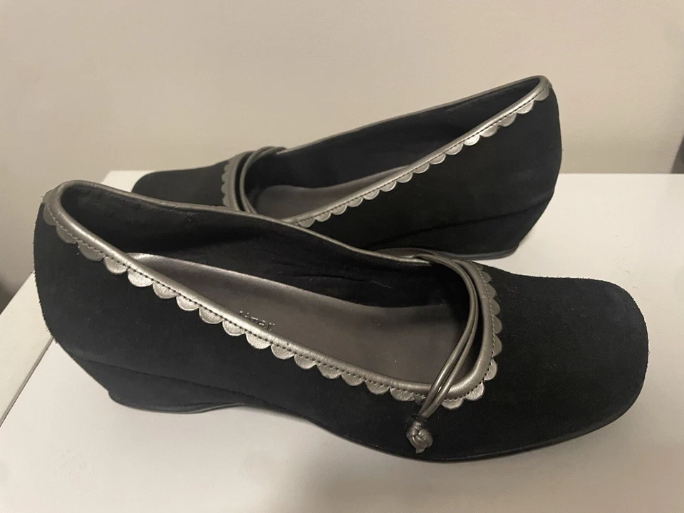 Naturalizer Pumps 7 M Leather Suede Low Wedge Heel Women Black Shoes Grey Trim - image 3 of 4