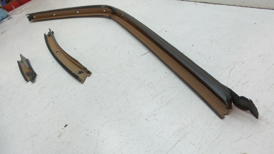 84-88 FIERO ORIGINAL PASAJERO VENTANA LATERAL DERECHA SELLO METEOROLÓGICO PISTAS/CANALES Foto 4 de 4