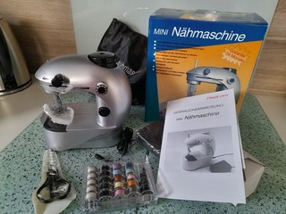 Mini Nähmaschine elektrisch OVP unbenutzt mit Bonuszubehör Fußpedal Netzteil